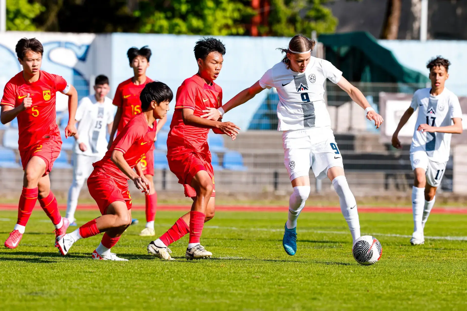 华体会体育官方入口-U15国足1-2欧洲队 海外拉练首战惜败 国脚弟弟造点 2天后战意大利